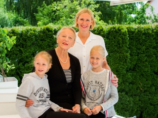 Familienfoto Foto-Tschank Mütter und Töchter Familienfoto Foto-Tschank Mütter und Töchter